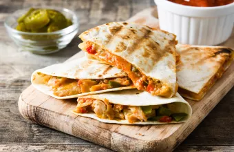 Συνταγή: Quesadillas με κοτόπουλο, σαλάτα με μπρόκολο, εύκολο vegan fudge και ginger tea
