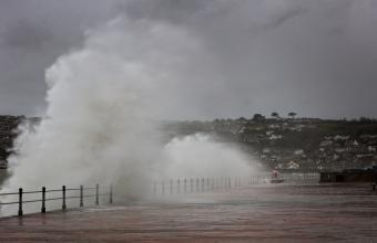 Καταιγίδα Γιούνις: «Σταματήστε να βγάζετε σέλφι στις ακτές» λένε οι βρετανικές αρχές στους πολίτες 