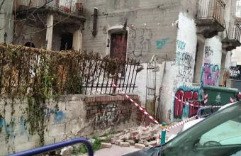 Τραγικός θάνατος στην Λάρισα: 22χρονος κλώτσησε πόρτα και καταπλακώθηκε από τοίχο