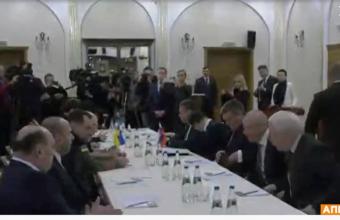 Ξανά στο τραπέζι των συνομιλιών οι αντιπροσωπείες της Ουκρανίας και της Ρωσίας, ενώ η Μόσχα σφυροκοπά το Χάρκοβο 