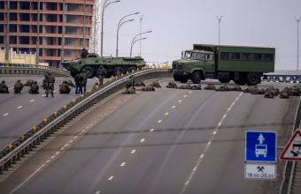 Σε θέση μάχης ουκρανικά στρατιωτικά οχήματα στο Κίεβο, καθώς τα ρωσικά στρατεύματα πλησιάζουν 