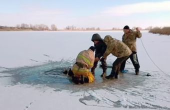 Τραγωδία στην Ουκρανία: Άντρας βούτηξε σε παγωμένο ποτάμι και πνίγηκε μπροστά στη γυναίκα του-Τρομακτικό βίντεο