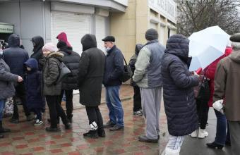 Capital controls στην Ουκρανία: Η κεντρική τράπεζα θέτει όρια στις αναλήψεις μετρητών -Ουρές στα ΑΤΜ 