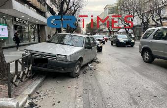 IΧ «καρφώθηκε» σε σταθμευμένο όχημα στη Θεσσαλονίκη - Δείτε φωτογραφίες και βίντεο
