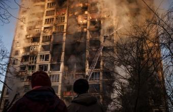 Βομβαρδισμός πολυκατοικίας στο Κίεβο: Πληροφορίες για νεκρούς -Προσπάθειες απεγκλωβισμού των κατοίκων