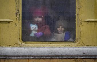 Δήμαρχος Τσερνιχίβ: 3 παιδιά, ανάμεσα στους 44 βαριά τραυματισμένους, εγκλωβισμένα στην πόλη