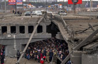 Τρομαγμένοι άμαχοι κρύβονται κάτω από γέφυρα που βομβάρδισαν Ρώσοι -Συγκλονιστικές φωτογραφίες