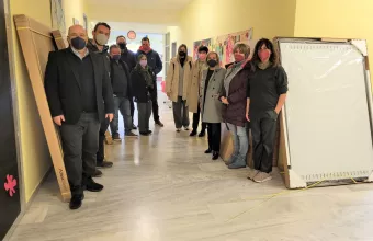 Αρκαλοχώρι: Το Μαξίμου έστειλε διαδραστικούς πίνακες σε σχολείο που άνοιξε ξανά μετά τον σεισμό