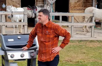 BBQ STORIES: Ο Αλέξανδρος Παπανδρέου μας ταξιδεύει παρέα με μια… σχάρα! Ψήνεστε; 