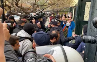 Παιδιά Πάτρα: Στον ανακριτή η 33χρονη - Δείτε τη μεταγωγή της