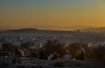 Στα χέρια της ΕΛ.ΑΣ. 14χρονος και 15χρονος που επιτέθηκαν και λήστεψαν 2 νεαρούς στον Λόφο Φιλοπάππου