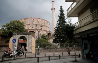 Απίστευτο- Θεσσαλονίκη: Έσπασε τον σταυρό της Ροτόντας-Είπε ότι το έκανε επειδή χώρισε