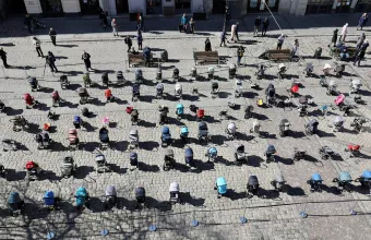 Φωτογραφία που συγκλονίζει: 109 άδεια παιδικά καρότσια για τα 109 νεκρά παιδιά του πολέμου στην Ουκρανία
