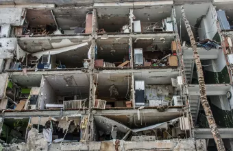 Ρωσικό «σφυροκόπημα» στο Χάρκοβο: Βομβάρδισαν πολυκατοικίες και σχολείο- 2 νεκροί 