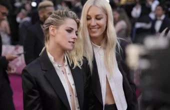 Το φιλί της Kristen Stewart στην αρραβωνιαστικιά της στο κόκκινο χαλί των Όσκαρ(Βίντεο)