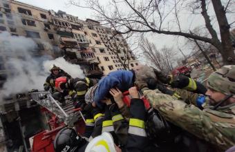 1 νεκρός και 12 τραυματίες από τον βομβαρδισμό πολυκατοικίας στο Κίεβο- Βίντεο και φωτογραφίες