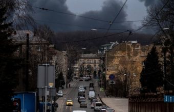 Λβίβ: Προμηθεύονται μάσκες φοβούμενοι χημική επίθεση μετά το τριπλό πυραυλικό χτύπημα των Ρώσων