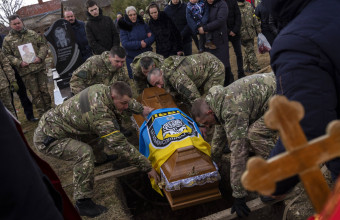 Ουκρανία: Ανακοίνωσε ότι επαναπάτρισε 62 σορούς πεσόντων στρατιωτικών