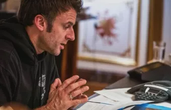 «Ένας άλλος Μακρόν»: Αξύριστος, με μαύρους κύκλους, σκεπτικός λόγω Ουκρανίας – Δείτε φωτό