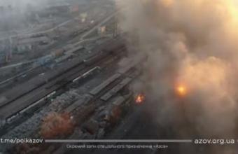 Εικόνες χάους με ρωσικούς βομβαρδισμούς σε εργοστάσια στη Μαριούπολη- Δείτε το βίντεο 