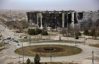 Ουκρανία: Oχηματοπομπή από 45 ουκρανικά λεωφορεία κατευθύνεται προς την πολιορκημένη Μαριούπολη 