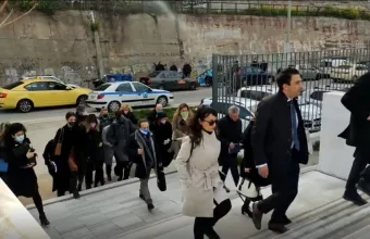 Δίκη Πέτρου Φιλιππίδη: Απών ο ηθοποιός- Παρούσες οι ηθοποιοί που τον κατήγγειλαν (Βίντεο)