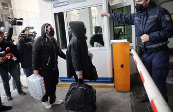 Στη ΓΑΔΑ η μητέρα και η αδελφή της Πισπιρίγκου- Δείτε εικόνες και βίντεο