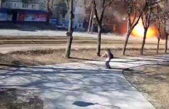 Δείτε βίντεο: Η στιγμή που πύραυλος χτυπά την Κουρενίφκα, στα περίχωρα του Κιέβου