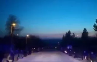 Καθηλωτικό βίντεο Ουκρανών που υποδέχονται γονατιστοί νεκρό στρατιώτη 