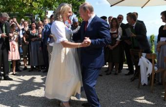 Το βαρύτιμο δώρο του Πούτιν: Σκουλαρίκια 50.000 ευρώ σε ακροδεξιά αυστριακή πολιτικό