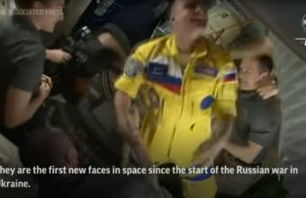 Σάλος με το αν Ρώσοι κοσμοναύτες φόρεσαν στολή στα χρώματα της ουκρανικής σημαίας- Τι απαντά η Roskosmos