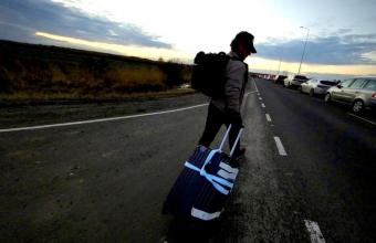 Ο Σον Πεν φεύγει με τα πόδια από την Ουκρανία