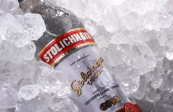 Αλλάζει όνομα η βότκα Stolichnaya και αποκηρύσσει το καθεστώς Πούτιν