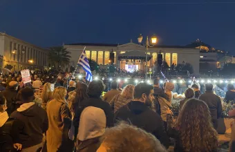 «Συναυλία ειρήνης» με αντιπολεμικό μήνυμα στα Προπύλαια- Δείτε βίντεο