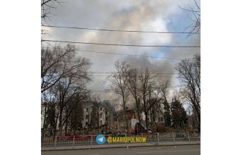Η Μόσχα διαψεύδει ότι βομβάρδισε θέατρο στη Μαριούπολη