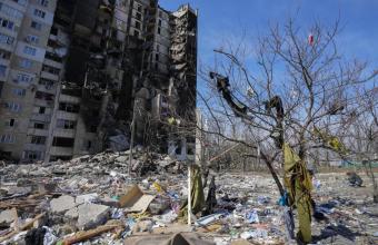 Οι τελευταίες εξελίξεις στην Ουκρανία: Οι αποστάσεις Μακρόν από τον Μπάιντεν και η χώρα στη δίνη του πολέμου