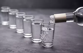 Πλήττουν ρωσική βότκα και εξαγωγές προϊόντων πολυτελείας οι νέες κυρώσεις του Ην. Βασιλείου