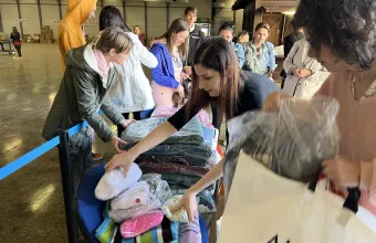 Mοδίστρες αγάπης: Ένα «ακούραστο βελόνι» στην Ελλάδα, πλέκει για τους πρόσφυγες της Ουκρανίας