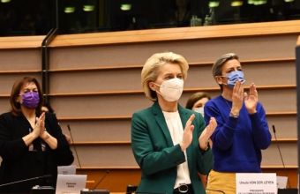 Διερμηνέας «λυγίζει» την ώρα του μηνύματος του Ζελένσκι στο Ευρωκοινοβούλιο - Βίντεο