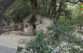 Αγία Θεοδώρα Βάστα Αρκαδίας: Το εκκλησάκι «θαύμα» που αψηφά τους νόμους της φυσικής