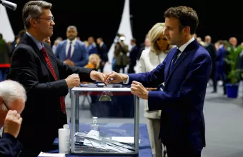 Μια ανάσα πριν από την νίκη ο Μακρόν - Ο πρώτος πρόεδρος που θα επανεκλεγεί από την εποχή του Σιράκ