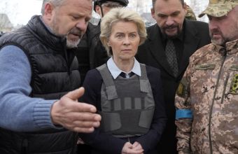 Στο Κίεβο η Φον ντερ Λάιεν: Eίδαμε το απάνθρωπο πρόσωπο των Ρώσων, είπε συγκλονισμένη από τους ομαδικούς τάφους της Μπούκα
