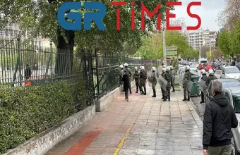 Θεσσαλονίκη: Επεισόδια με τα ΜΑΤ στο Αριστοτέλειο - Δείτε βίντεο και φωτoγραφίες