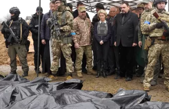 Στην Μπούκα Φον ντερ Λάιεν και Μπορέλ, πήγαν να δουν τους ομαδικούς τάφους των αμάχων (φωτογραφίες)