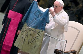 Ο πάπας με μια ουκρανική σημαία στο χέρι καταδίκασε τις «θηριωδίες, όπως η σφαγή στη Μπούκα»