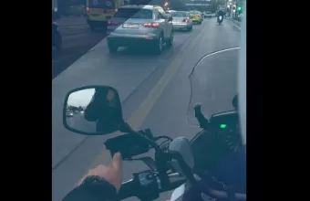 Άνδρες της ΕΛ.ΑΣ. σπάνε την πόρτα σπιτιού και μεταφέρουν στο νοσοκομείο έγκυο που είχε λιποθυμήσει