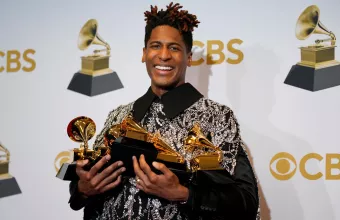 Σάρωσε ο Jon Batiste στα βραβεία Grammy-Όλοι οι νικητές