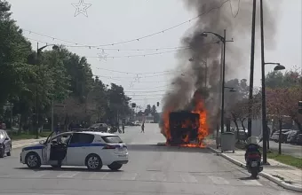 Λεωφορείο στη Θεσσαλονίκη έπιασε φωτιά εν κινήσει (εικόνες, βίντεο)
