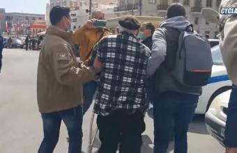 Έγκλημα στην Τήνο: Αποδοκιμασίες κατά την μεταγωγή του 90χρονου δράστη στην Σύρο- Δείτε βίντεο