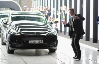 Έλον Μασκ: Την έβγαλε «καθαρή» για την εξαγορά εταιρίας των ξαδελφών του από την Tesla